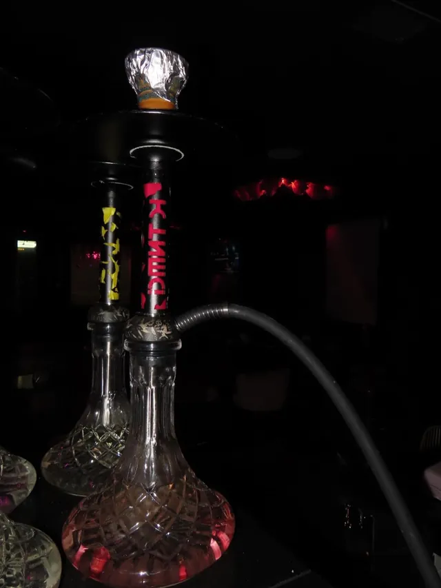 Cachimbas de cristal sobre una mesa oscura