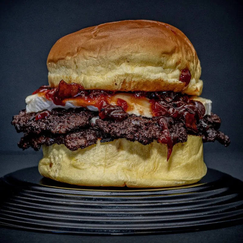 Hamburguesa Brie Caramel con doble carne smash, brie fundido y mermelada de bacon y pimiento