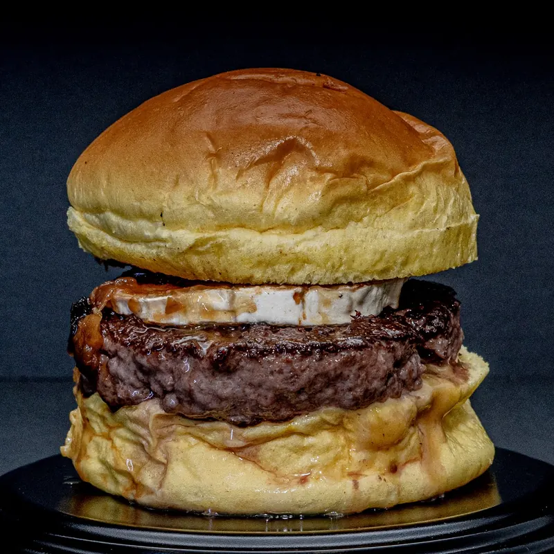 Hamburguesa Della Cabra con medallón de queso de cabra sobre la carne