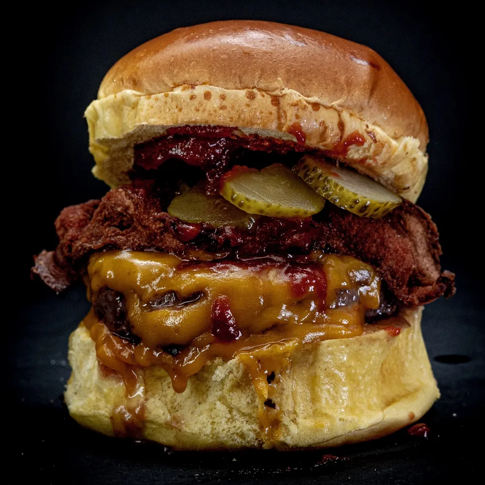 Hamburguesa Hot Sweet con cheddar fundido, bacon, pepinillo a la plancha y ketchup hot sweet