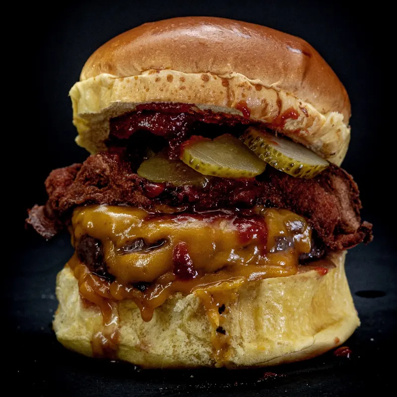 Hamburguesa Hot Sweet con cheddar fundido, bacon, pepinillo a la plancha y ketchup hot sweet