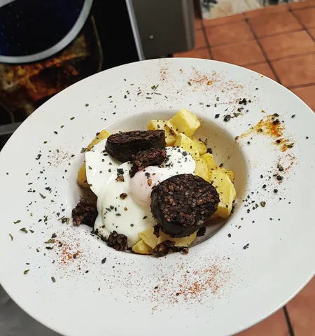 Plato de morcilla con huevo y patatas